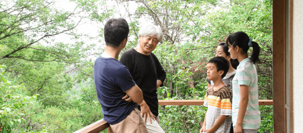 写真:ベランダで会話する家族