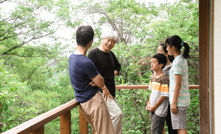 写真:ベランダで会話する家族